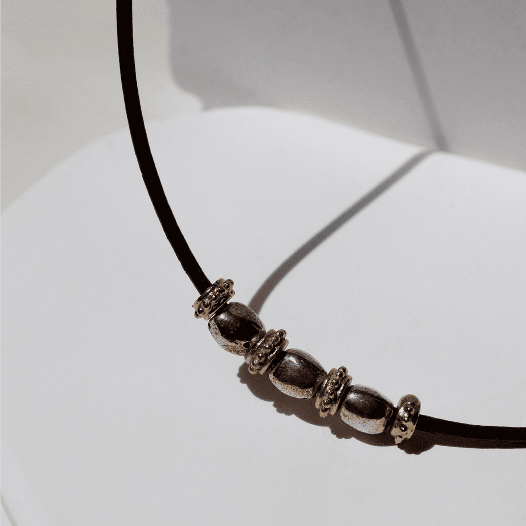 Collar Mujer Shiranami de cuero fino con óvalos de plata 925 y cuentas de bronce