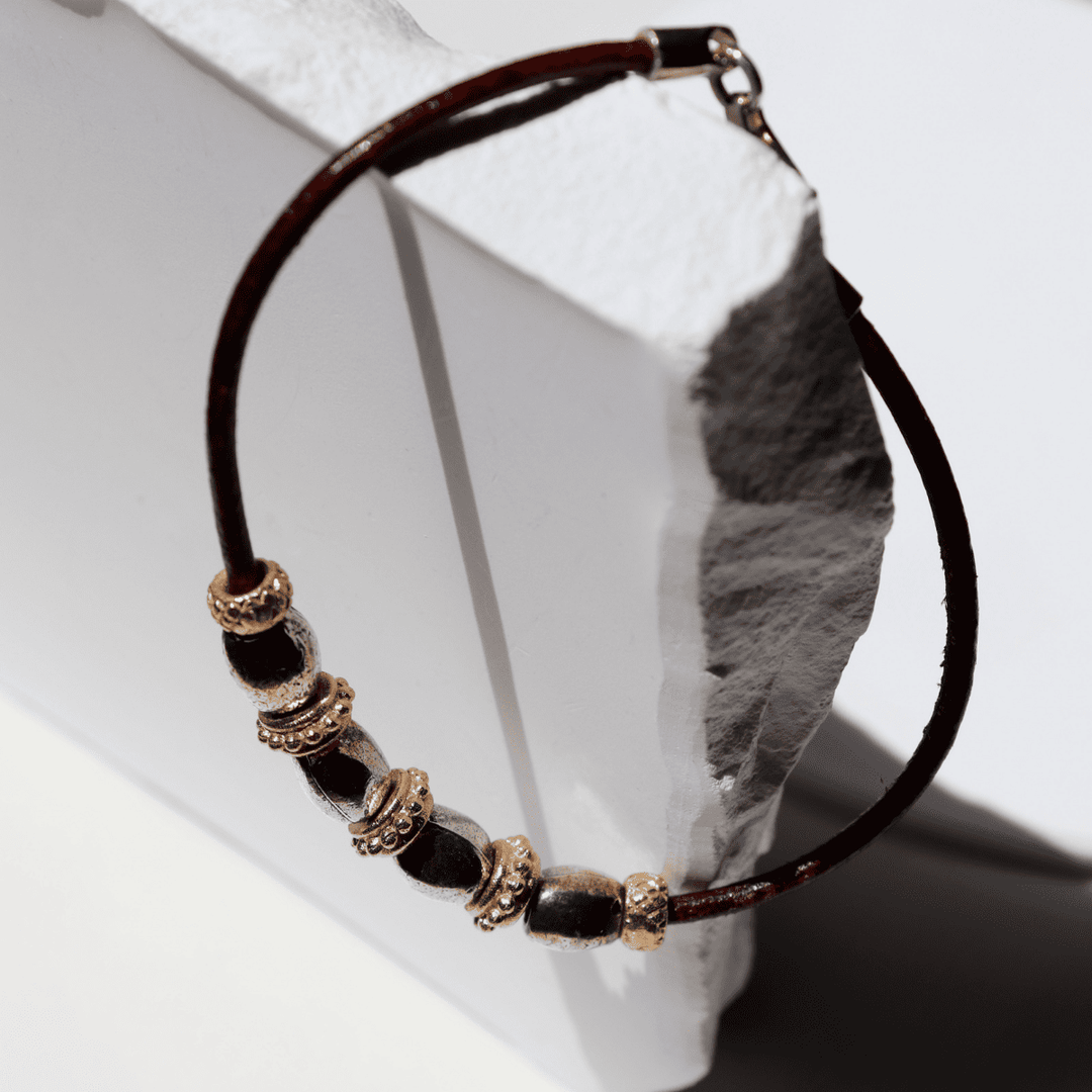 Pulsera Mujer Kojin de cuero fino con óvalos de plata 925 y cuentas de bronce