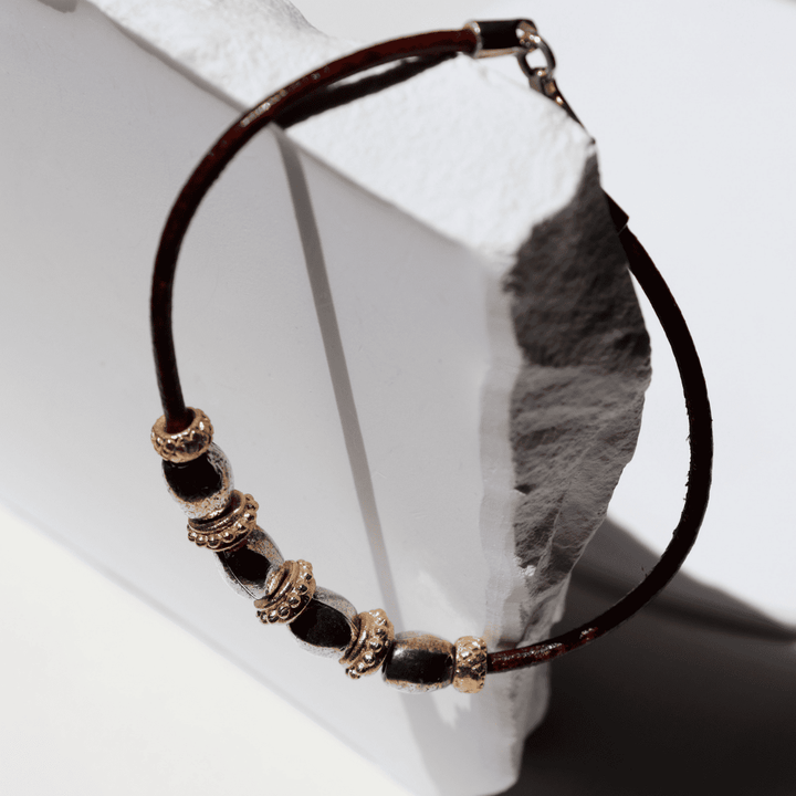 Pulsera Mujer Kojin de cuero fino con óvalos de plata 925 y cuentas de bronce