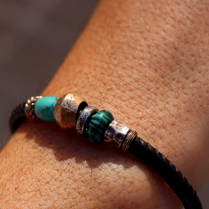 Pulsera Mujer Jonetsu de cuero con piezas de bronce y turquesa