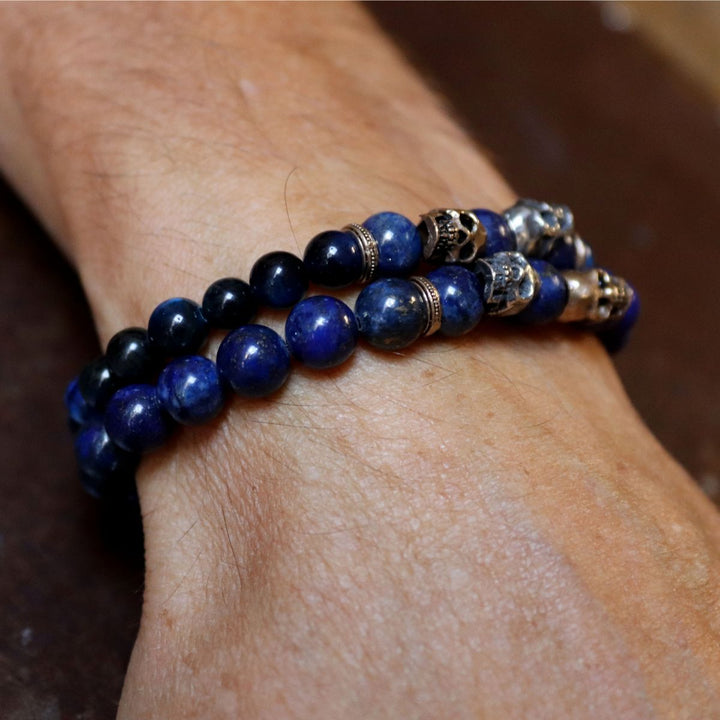 Blaues Tigerauge-Hagakure-Perlenarmband mit Totenköpfen aus 925er Silber und Bronze