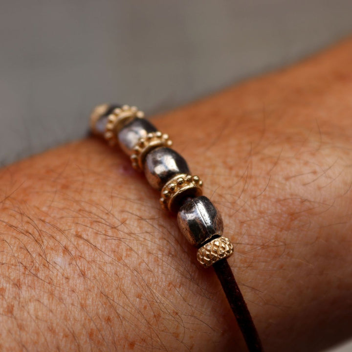 Pulsera Mujer Kojin de cuero fino con óvalos de plata 925 y cuentas de bronce