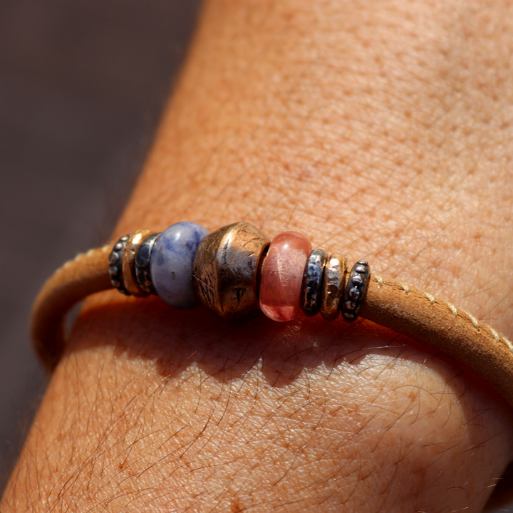 Yami Damen-Lederarmband mit bronzefarbenen und rosa Harzstücken