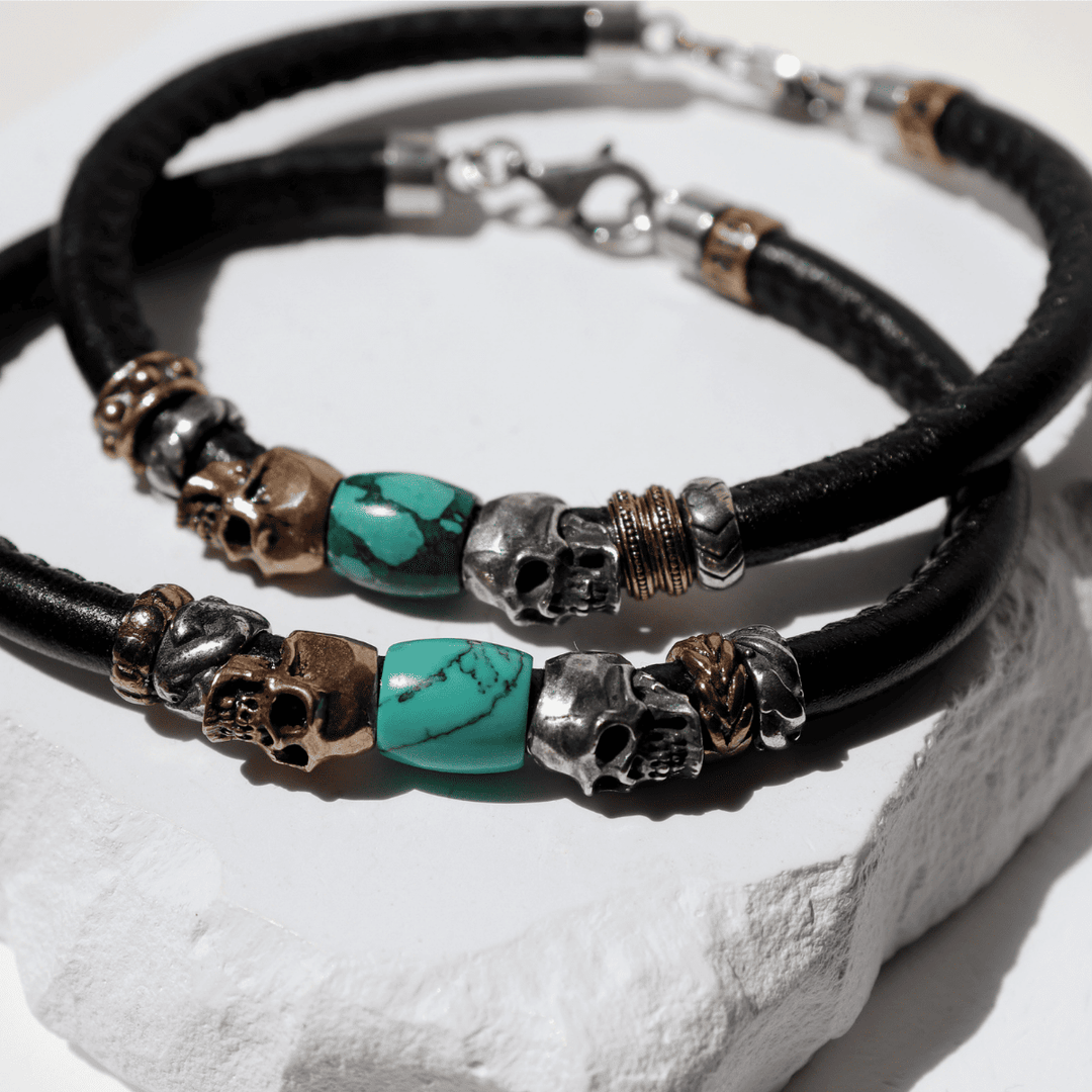 Pulsera Kuro Enso de cuero con calaveras y resina turquesa
