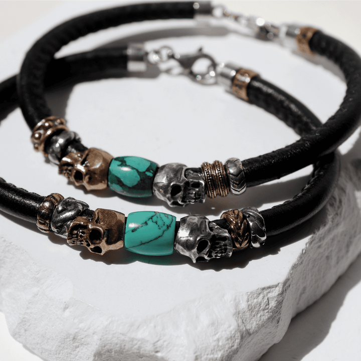 Pulsera Kuro Enso de cuero con calaveras y resina turquesa