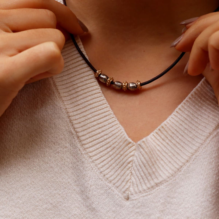 Collar Mujer Shiranami de cuero fino con óvalos de plata 925 y cuentas de bronce