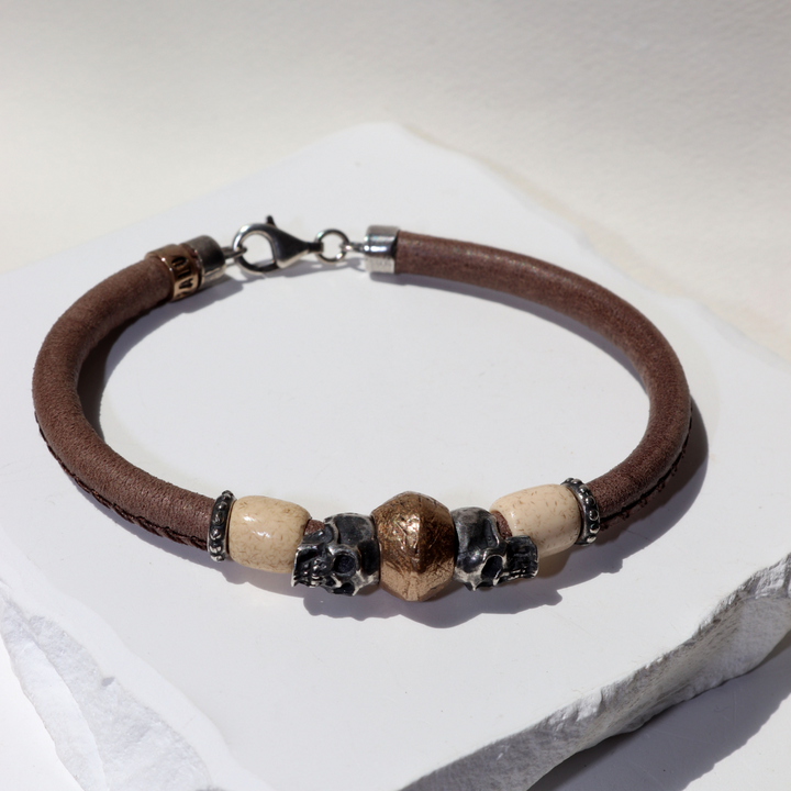 Ishi-Lederarmband mit Totenköpfen aus 925er Silber, Bronze und weißem Harz