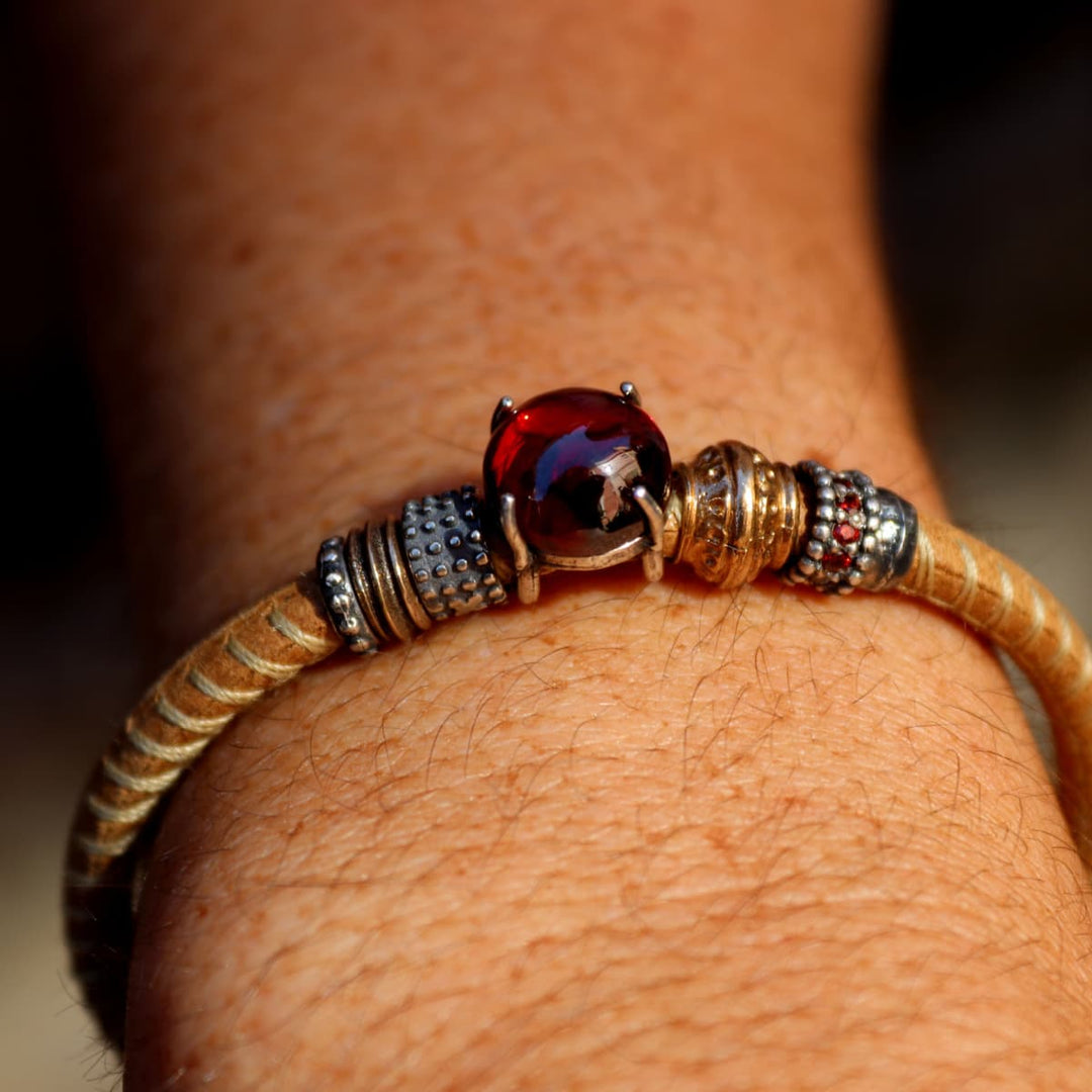 Pulsera Mujer Raku de cuero camel y piedra granate