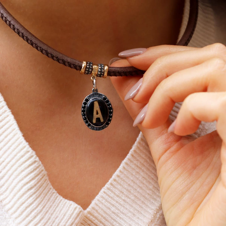 Kukan Damen-Lederhalskette mit Anhänger in Form eines Anfangsbuchstabens
