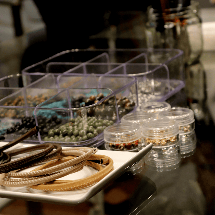 Taller artesanal de joyas en Barcelona acompañado de vino y tapas