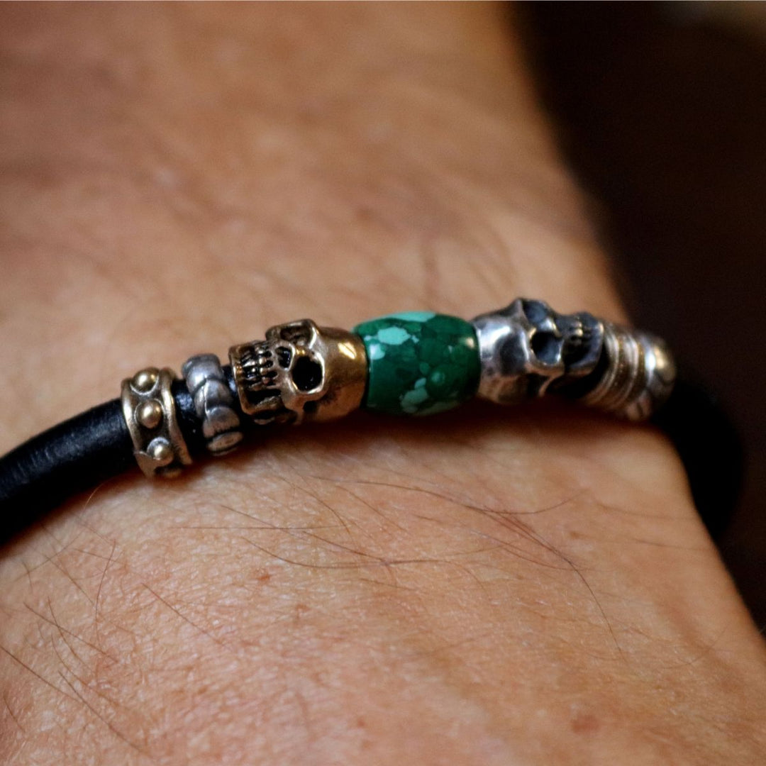 Pulsera Kuro Enso de cuero con calaveras y resina turquesa