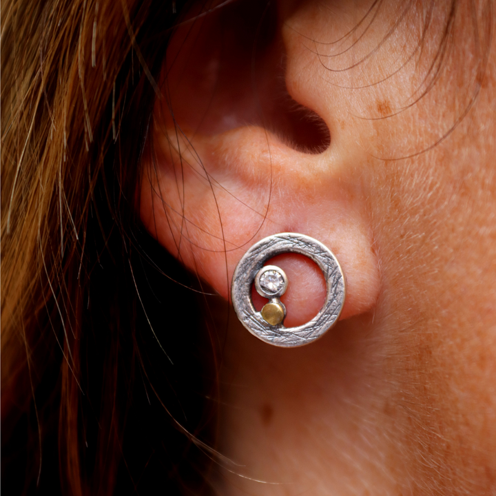 Damenohrringe mit einer 925er Silberspirale und einer Bronzespitze