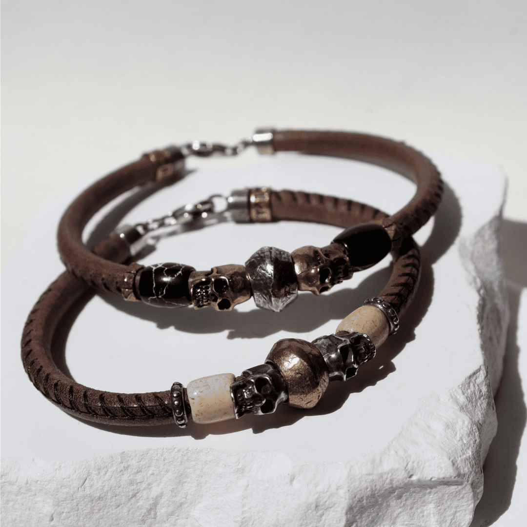 Kage No Hana Lederarmband mit bronzenen Totenköpfen und schwarzem Harz