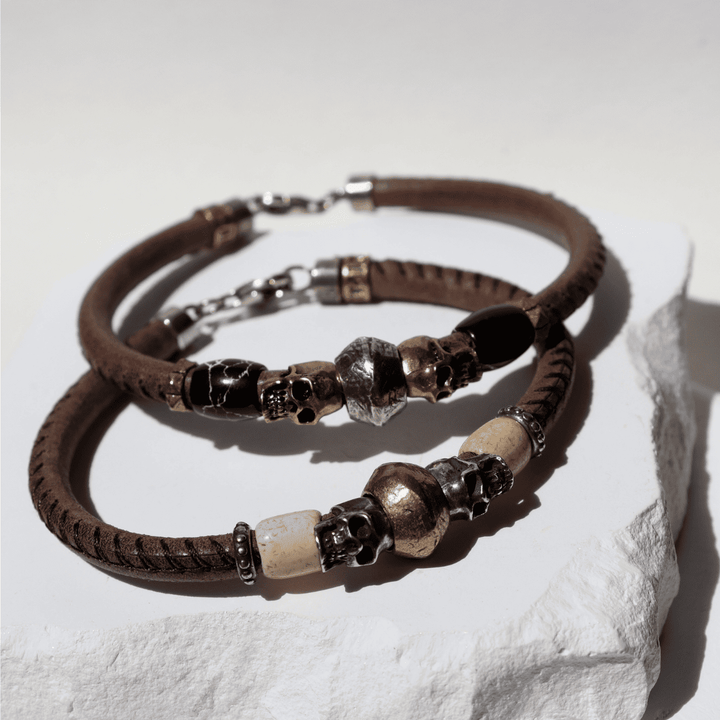 Kage No Hana Lederarmband mit bronzenen Totenköpfen und schwarzem Harz
