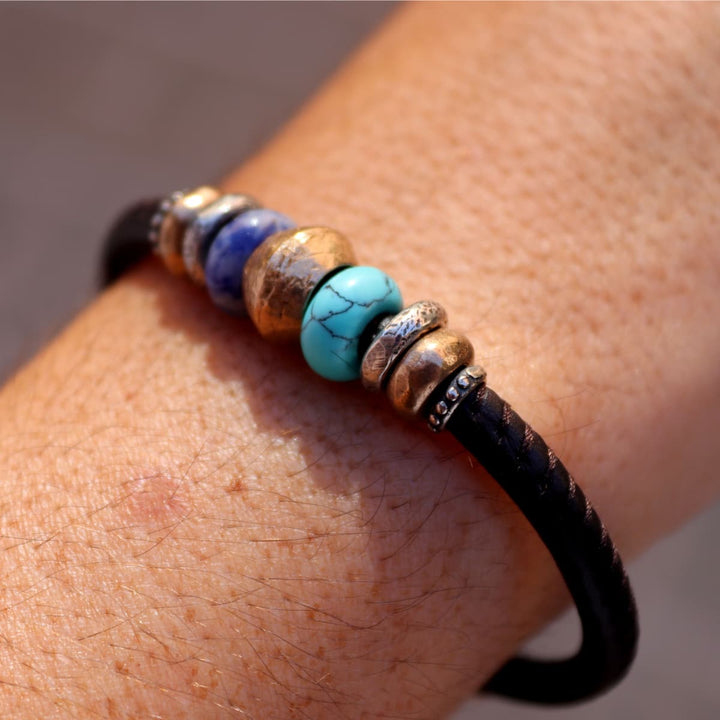 Pulsera Mujer Kaze de cuero con piezas de bronce y turquesa