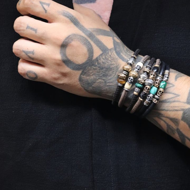 Pulsera Koshin de cuero con calavera de bronce y resina jade
