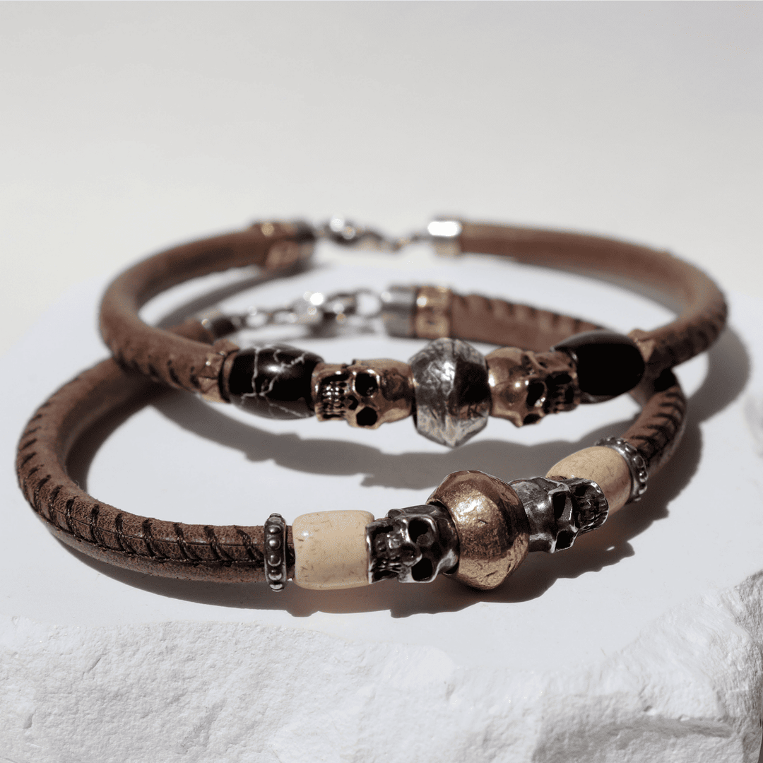 Ishi-Lederarmband mit Totenköpfen aus 925er Silber, Bronze und weißem Harz