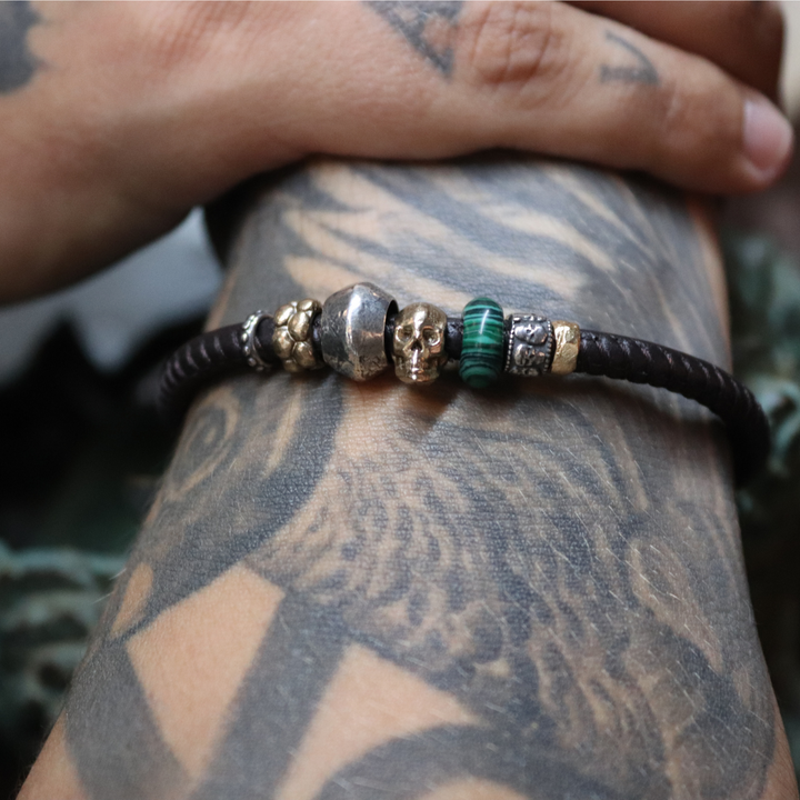 Pulsera Koshin de cuero con calavera de bronce y resina jade