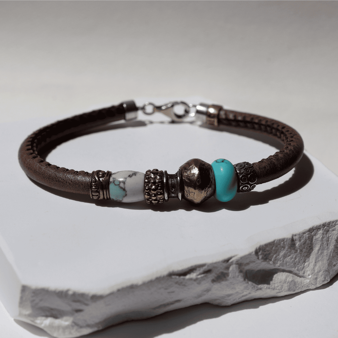 Shin Damen-Lederarmband mit Bronzestücken und weißlichem Stein