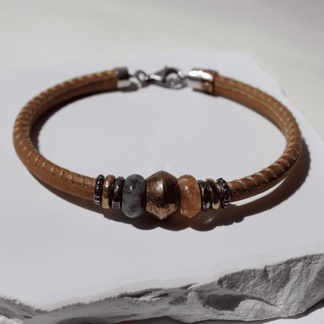 Yami Damen-Lederarmband mit bronzefarbenen und rosa Harzstücken