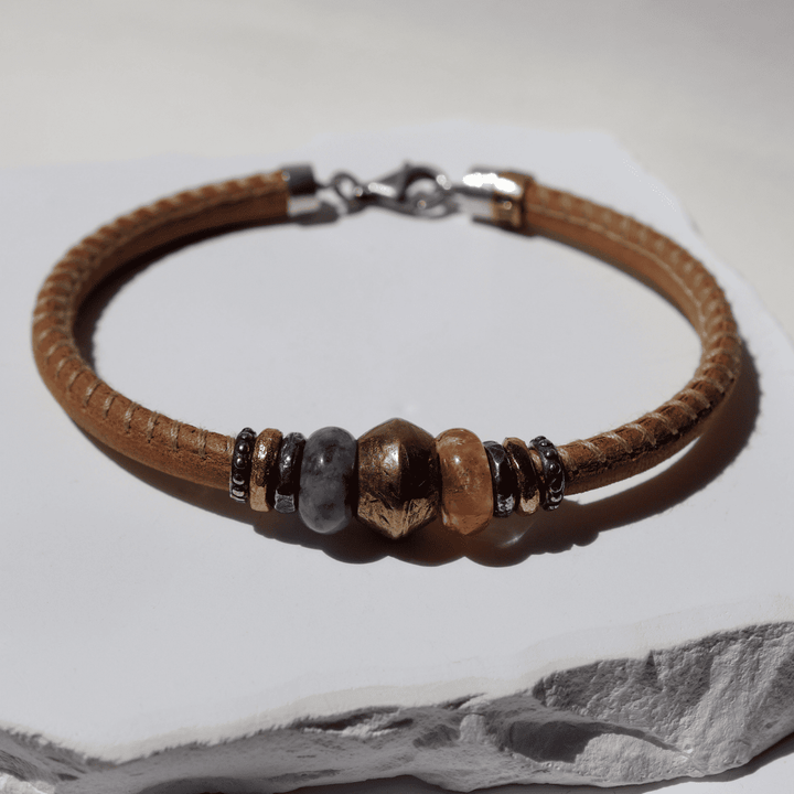 Yami Damen-Lederarmband mit bronzefarbenen und rosa Harzstücken