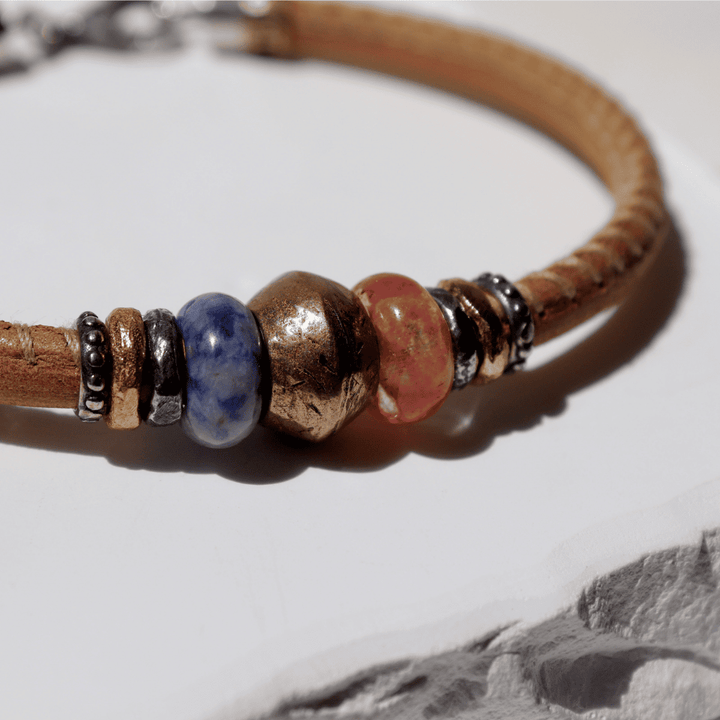 Yami Damen-Lederarmband mit bronzefarbenen und rosa Harzstücken