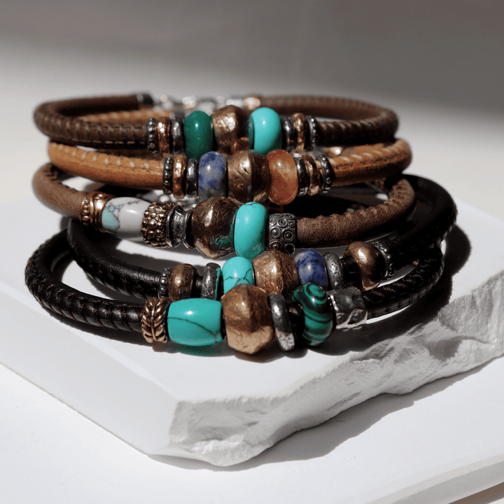 Shin Damen-Lederarmband mit Bronzestücken und weißlichem Stein