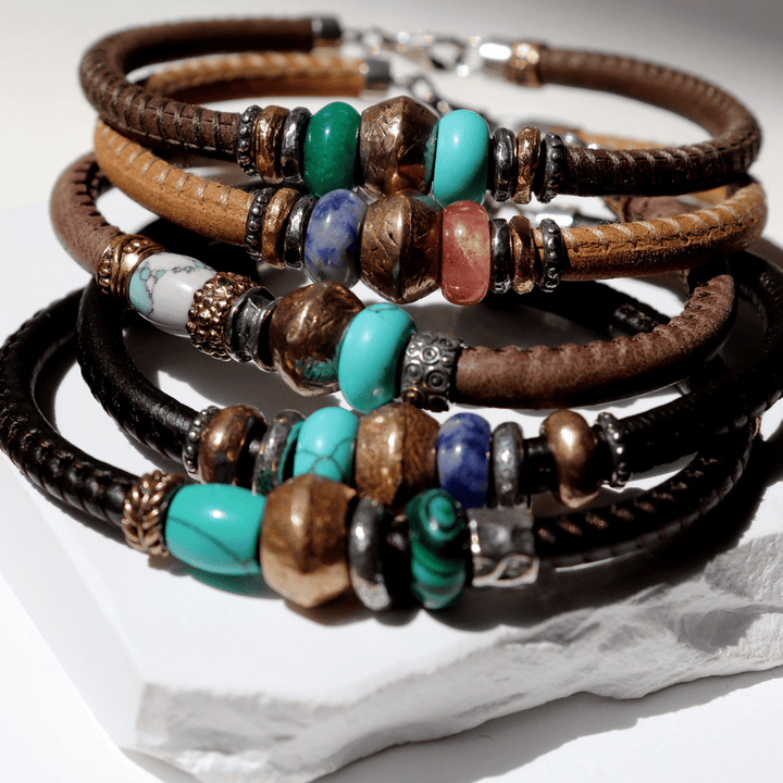 Yami Damen-Lederarmband mit bronzefarbenen und rosa Harzstücken