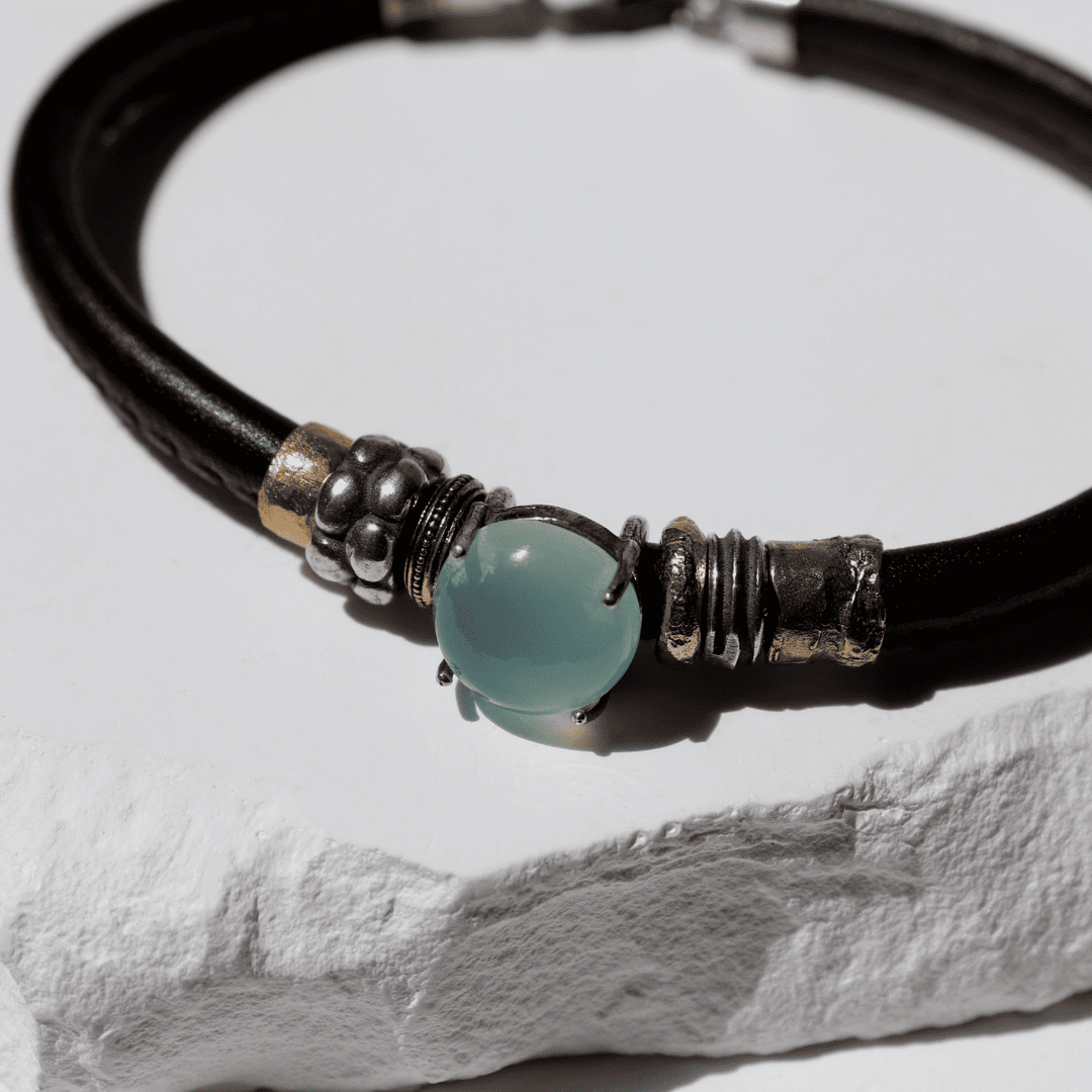 Komyo Damenarmband aus Leder und grünem Chalcedon