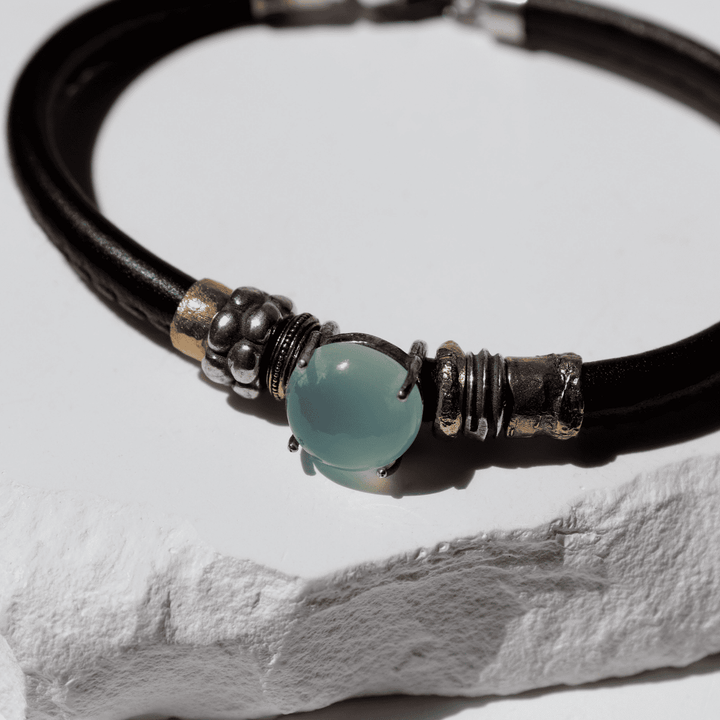 Komyo Damenarmband aus Leder und grünem Chalcedon