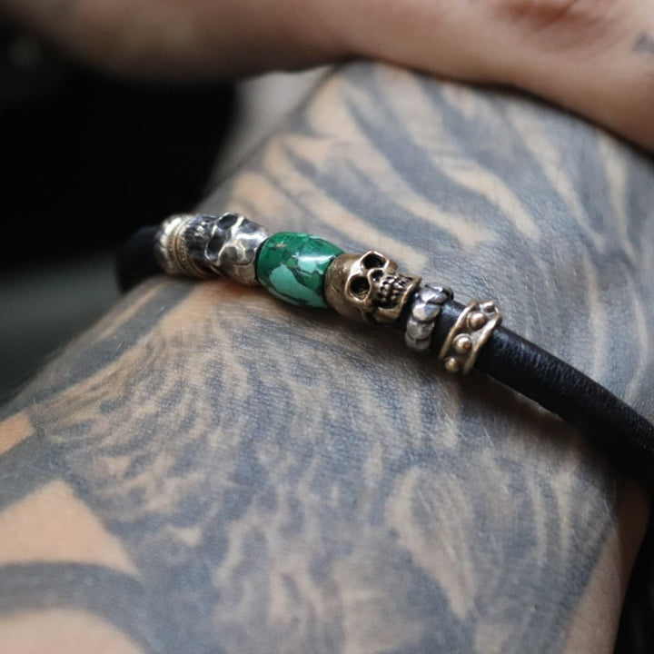 Pulsera Kuro Enso de cuero con calaveras y resina turquesa