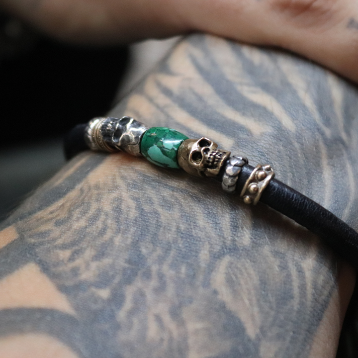 Pulsera Kuro Enso de cuero con calaveras y resina turquesa