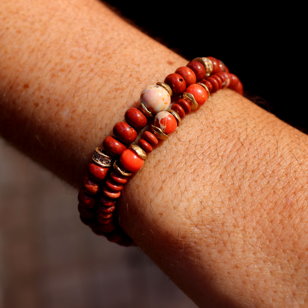 Pulsera de bolas de mujer Yuki de cornalina y coral con piezas de plata 925