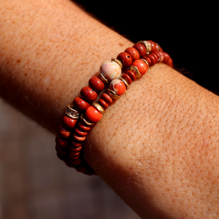 Pulsera de bolas de mujer Yuki de cornalina y coral con piezas de plata 925