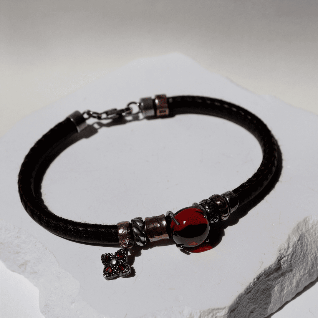 Pulsera Mujer Kurai Mono de cuero y piedra granate