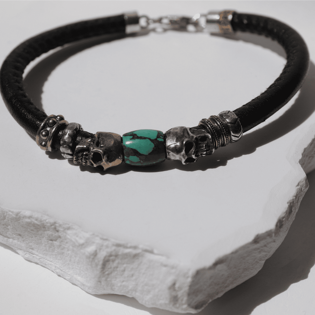 Pulsera Kuro Enso de cuero con calaveras y resina turquesa
