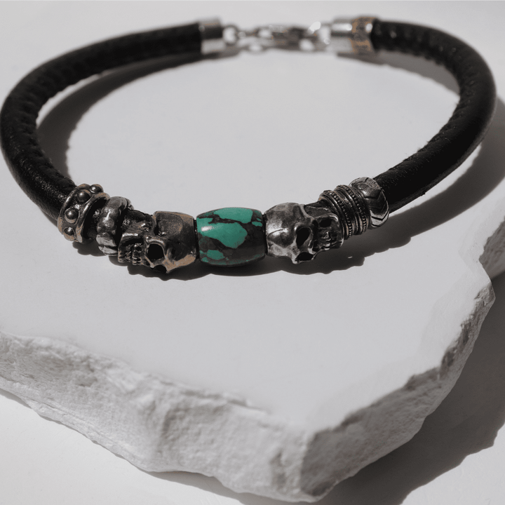 Pulsera Kuro Enso de cuero con calaveras y resina turquesa