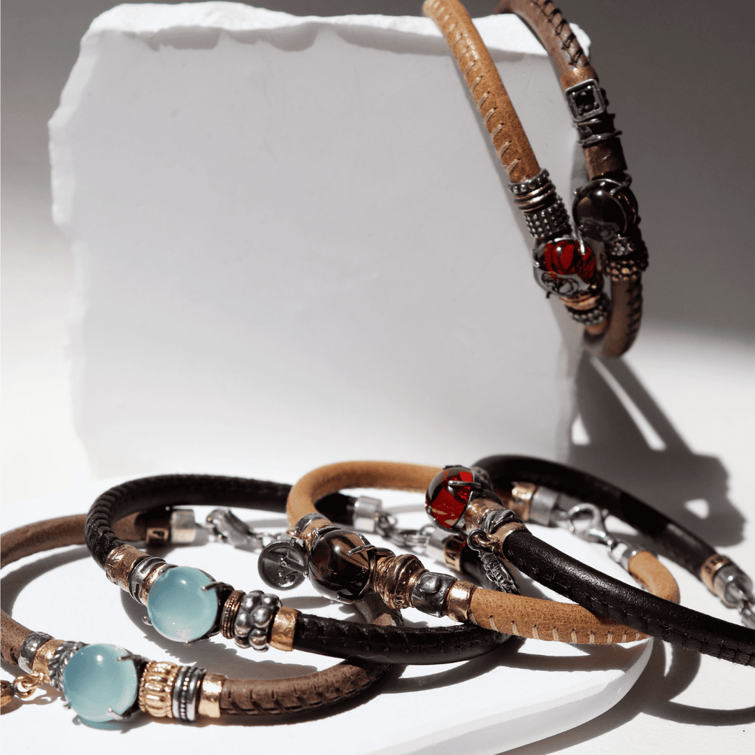 Pulsera Mujer Kurai Mono de cuero y piedra granate