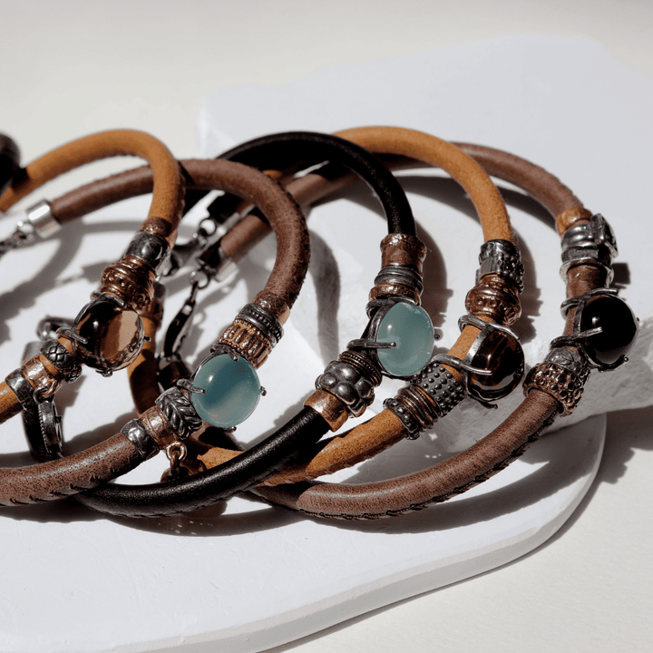 Komyo Damenarmband aus Leder und grünem Chalcedon