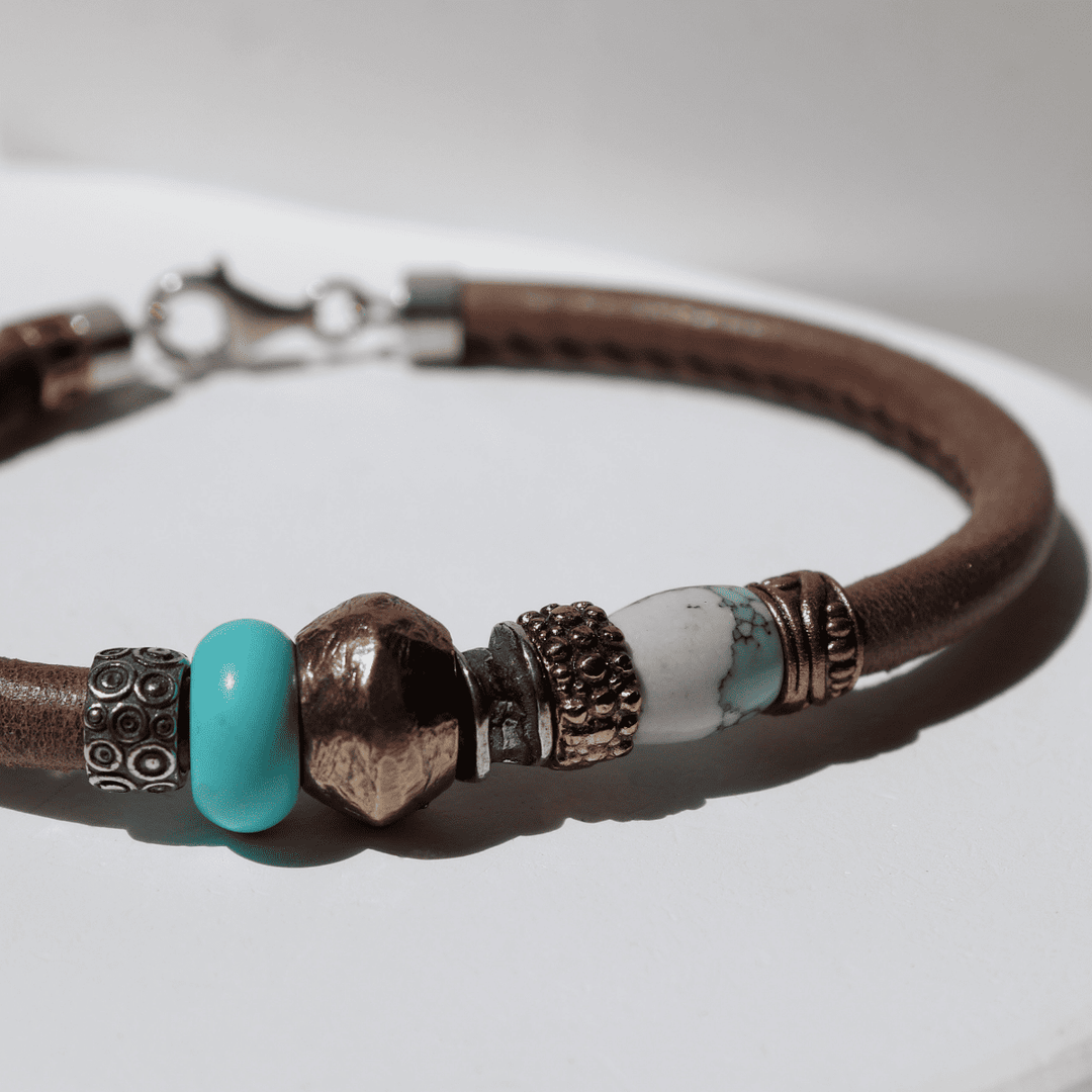 Shin Damen-Lederarmband mit Bronzestücken und weißlichem Stein