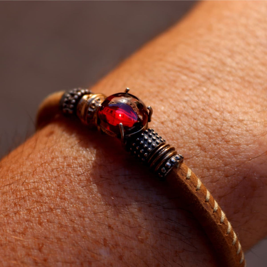 Pulsera Mujer Raku de cuero camel y piedra granate