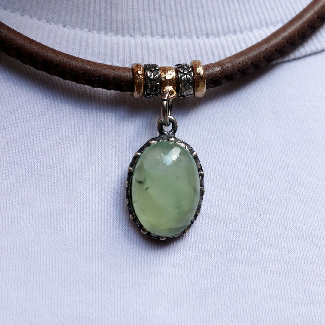 Mu Women's Necklace in Mink Leather and Prehnite Pendant