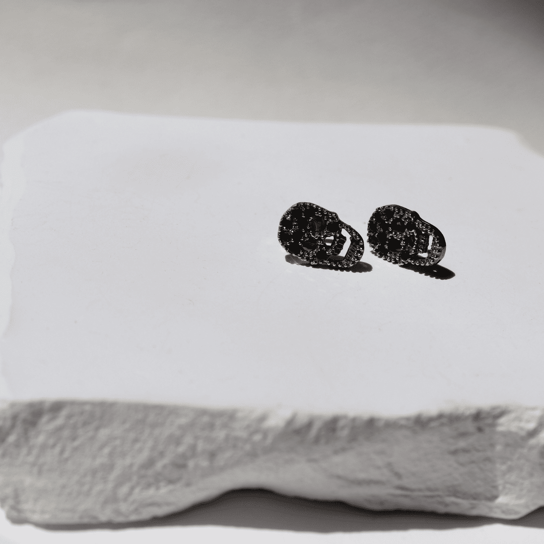 Seikatsu Ohrringe mit 925er Silber-Totenkopf und schwarzem Zirkonia