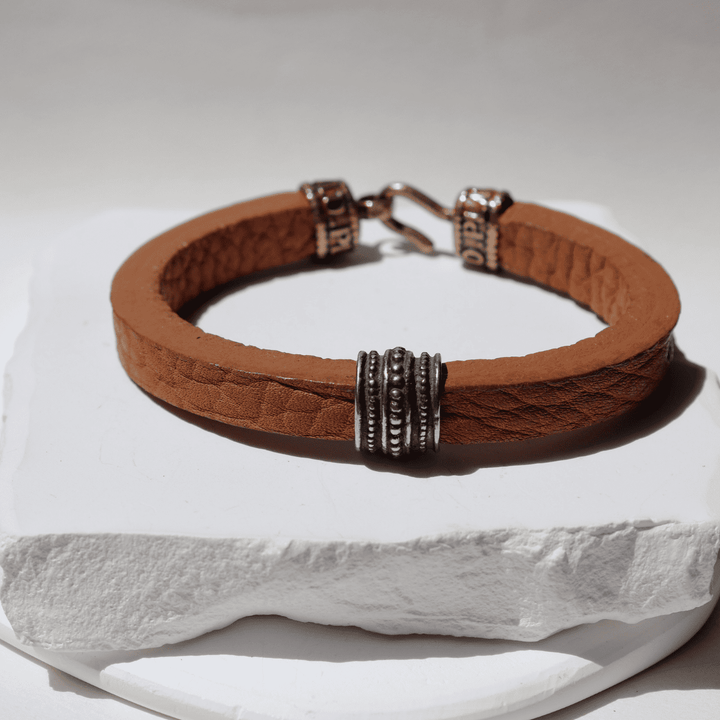 Pulsera Hombre Jisei de cuero marrón y centro de plata 925