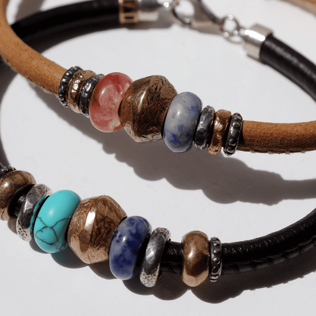 Yami Damen-Lederarmband mit bronzefarbenen und rosa Harzstücken