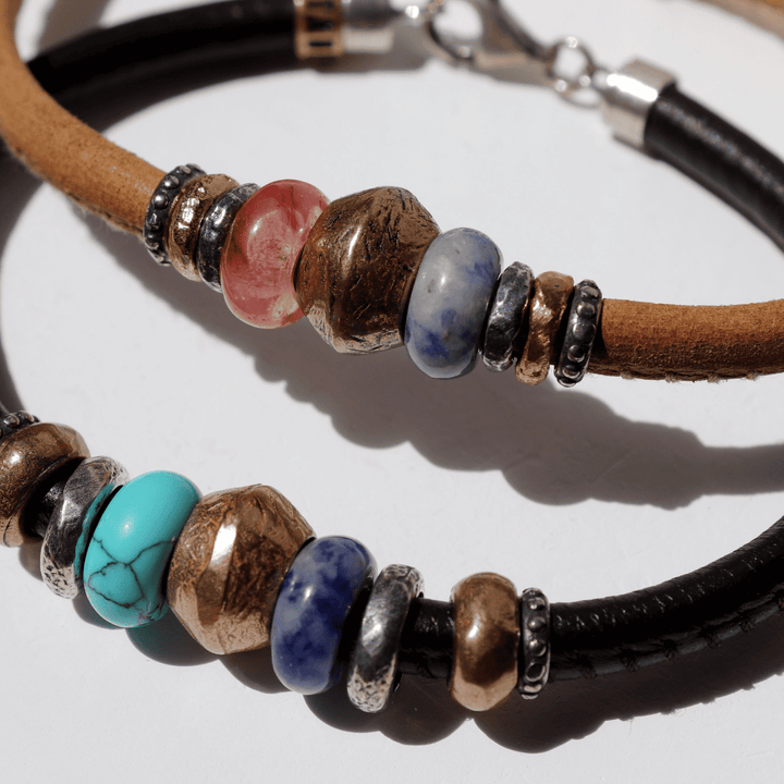 Yami Damen-Lederarmband mit bronzefarbenen und rosa Harzstücken