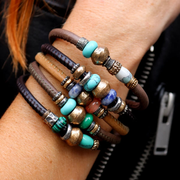 Pulsera Mujer Hana de cuero con piezas de bronce y turquesa