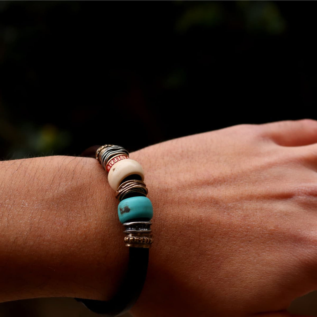 Pulsera Hombre Aland de cuero con resina turquesa y blanca