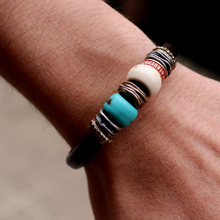 Pulsera Hombre Aland de cuero con resina turquesa y blanca