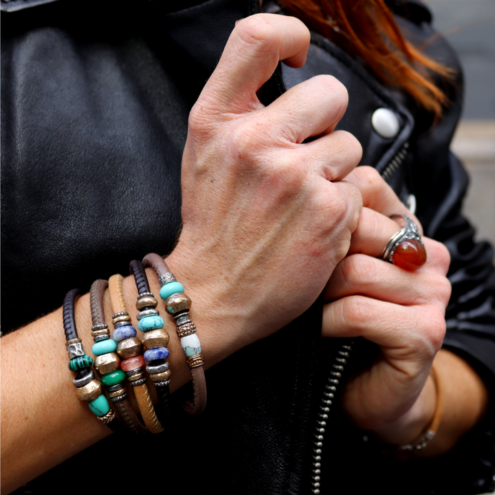 Yami Damen-Lederarmband mit bronzefarbenen und rosa Harzstücken